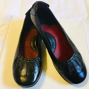Born Leather Black Flats Size 9.5 M